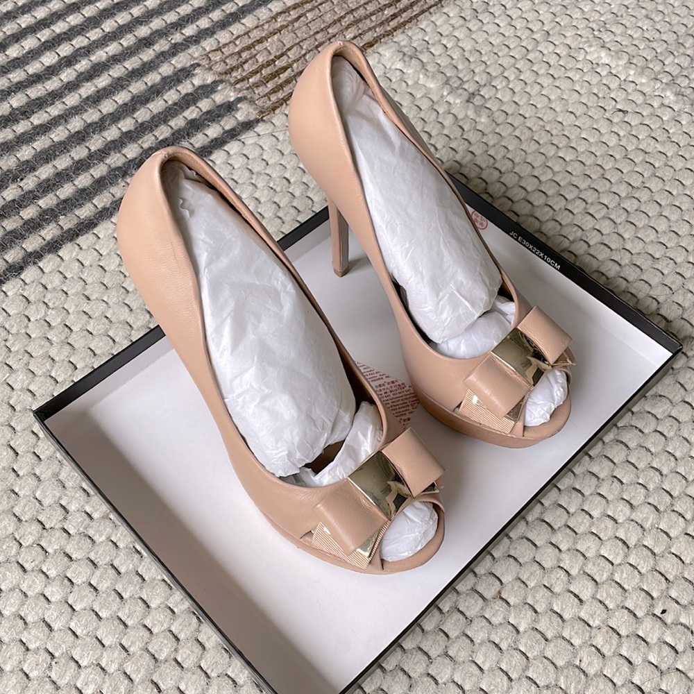 Badgley Mischka Bow Peep-Toe Platform Pumps